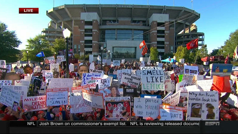 Illustration for article titled A Tuscaloosa College GameDay Sign Roundup